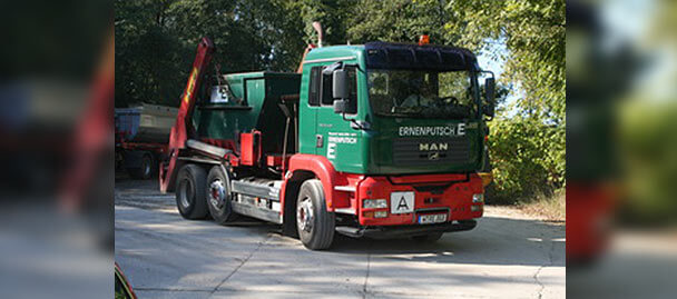 LKW mit Container auf der Ladefläche