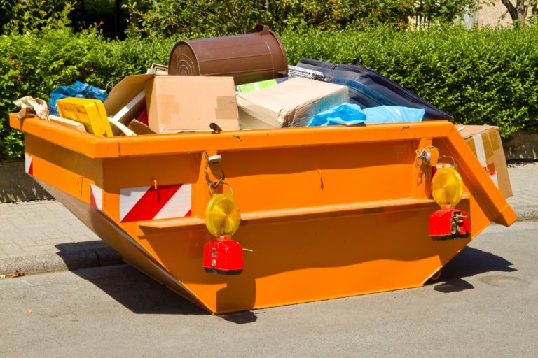 Container mit Abfall auf öffentlichem Grund