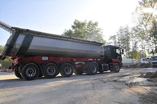 LKW mit Baustoffen für eine Großbaustelle