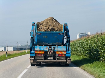 LKW mit Erde beladen auf einer Strasse