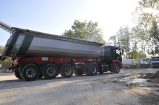 Großer LKW für Baustoffe