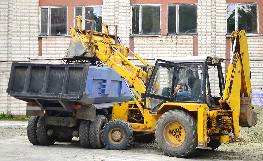 Radlader belädt LKW mit Kies