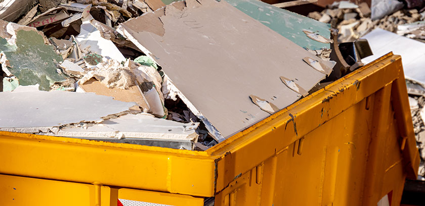 Container mit Bauschutt einer Baustelle