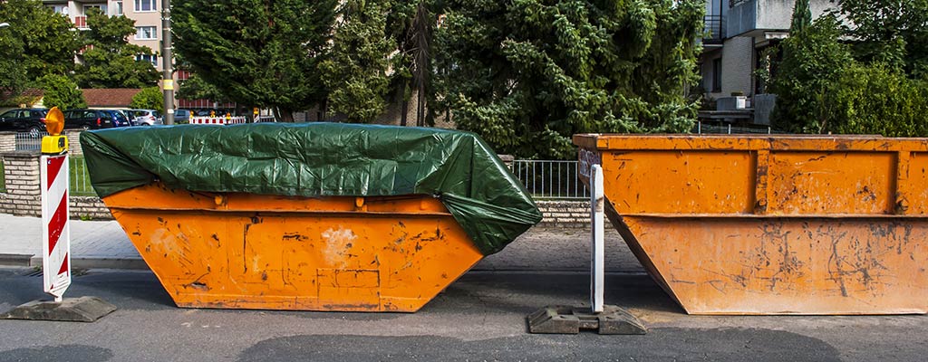 Bauschutt-Container auf der Straße