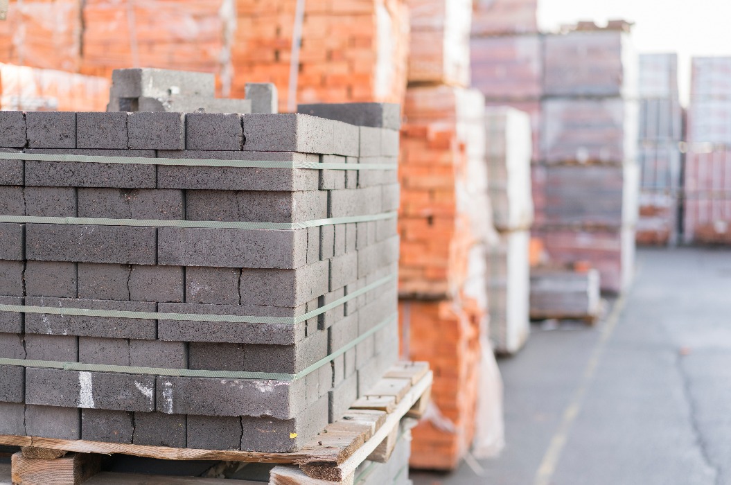 Baumaterialien für den Bau einer Wohnanlage. Ein Stapel Ziegelsteine, Baustelle